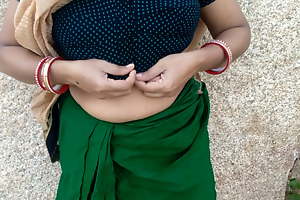 Sonali Randi Ne Khet Me Public Ke Beech Choot Me Fingering Kiya