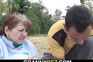 Scrounger helps injured busty hairy cum-hole granny