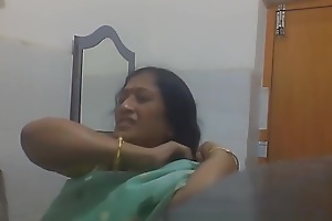 Indian Bengali Mummy Aunty Changing Saree in Bathroom