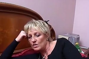 Two mature Italian sluts share the young nephew'_s cock