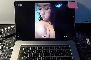 Actriz porno milf española se folla a un teeny-bopper por webcam. Esta madurita sabe sacar bien la leche a distancia.