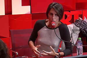 Alessandra Sublet sans soutif a la radio