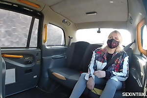 Sexy blonde widow got it unchanging in the taxi