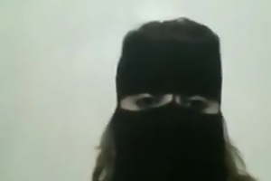 Mummy shows broad in the beam body in Niqab