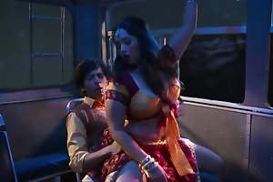 X-rated Indian Kavita Bhabhi Ke Saath Bus Me Chudai