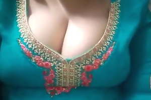 Heavy boobs desi aunty in dress shows cleavage